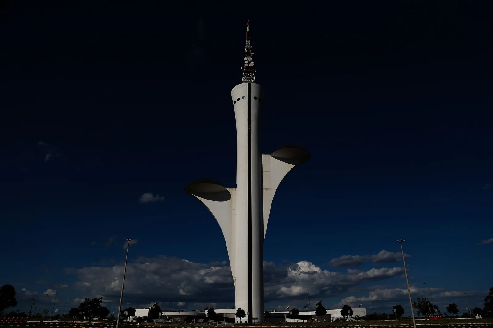 Oscar Niemeyer’s Torre de TV Digital at dusk, a slender white tower with two curved petal-shaped platforms against a dark blue sky