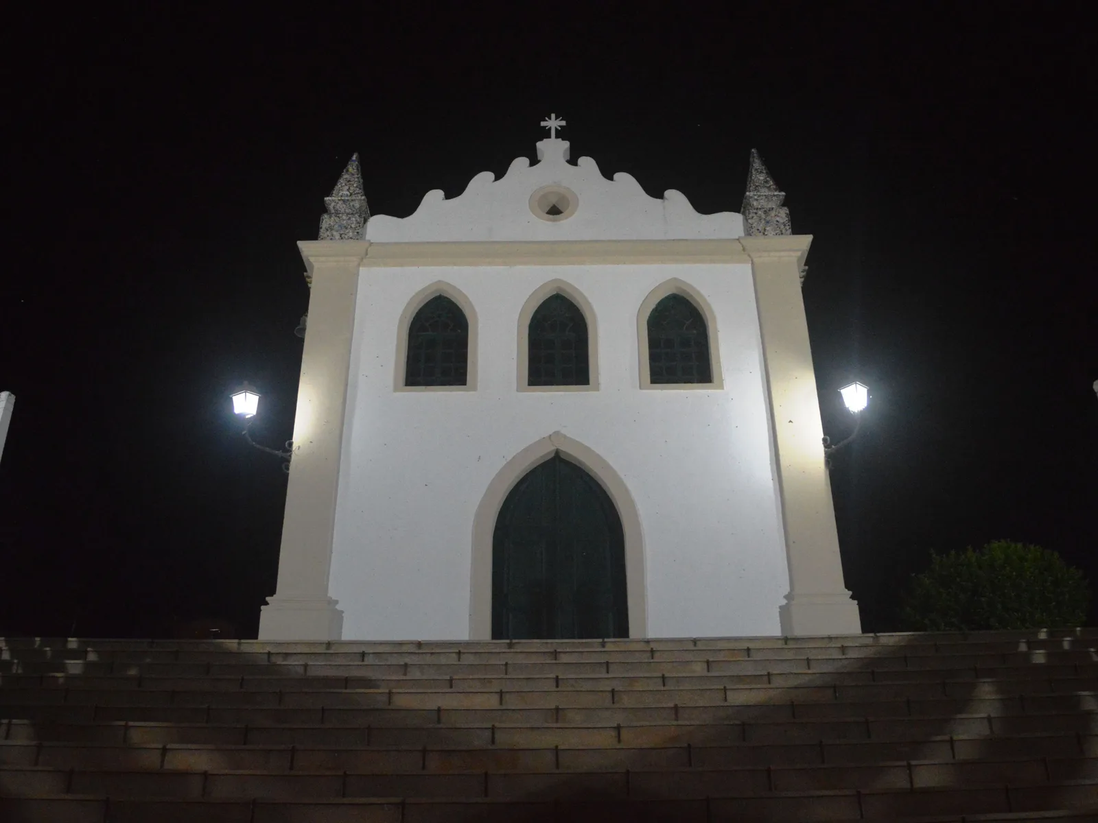 The white facade of the Senhor dos Passos church in Lençóis, the town in Bahia, floodlit at night