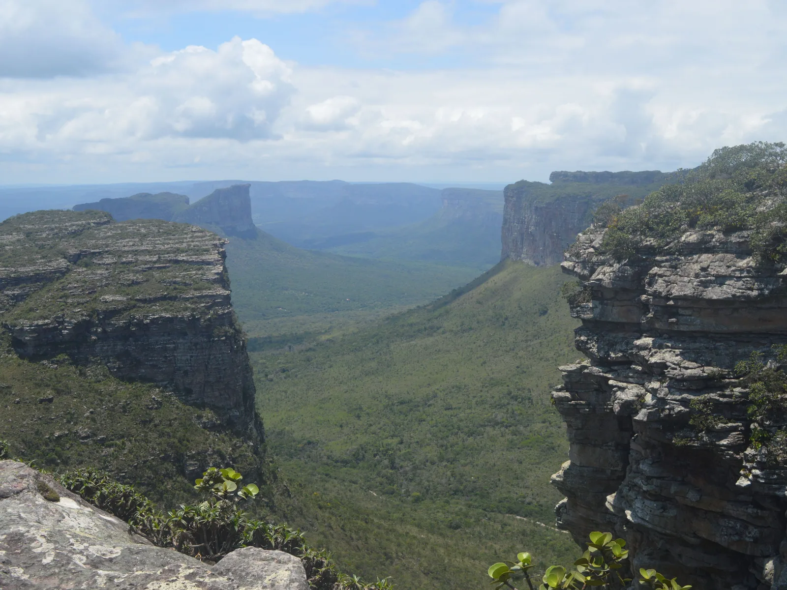 The view from the top of Morro do Pai Inácio: a broad green valley with long flat-topped escarpments running away on both sides
