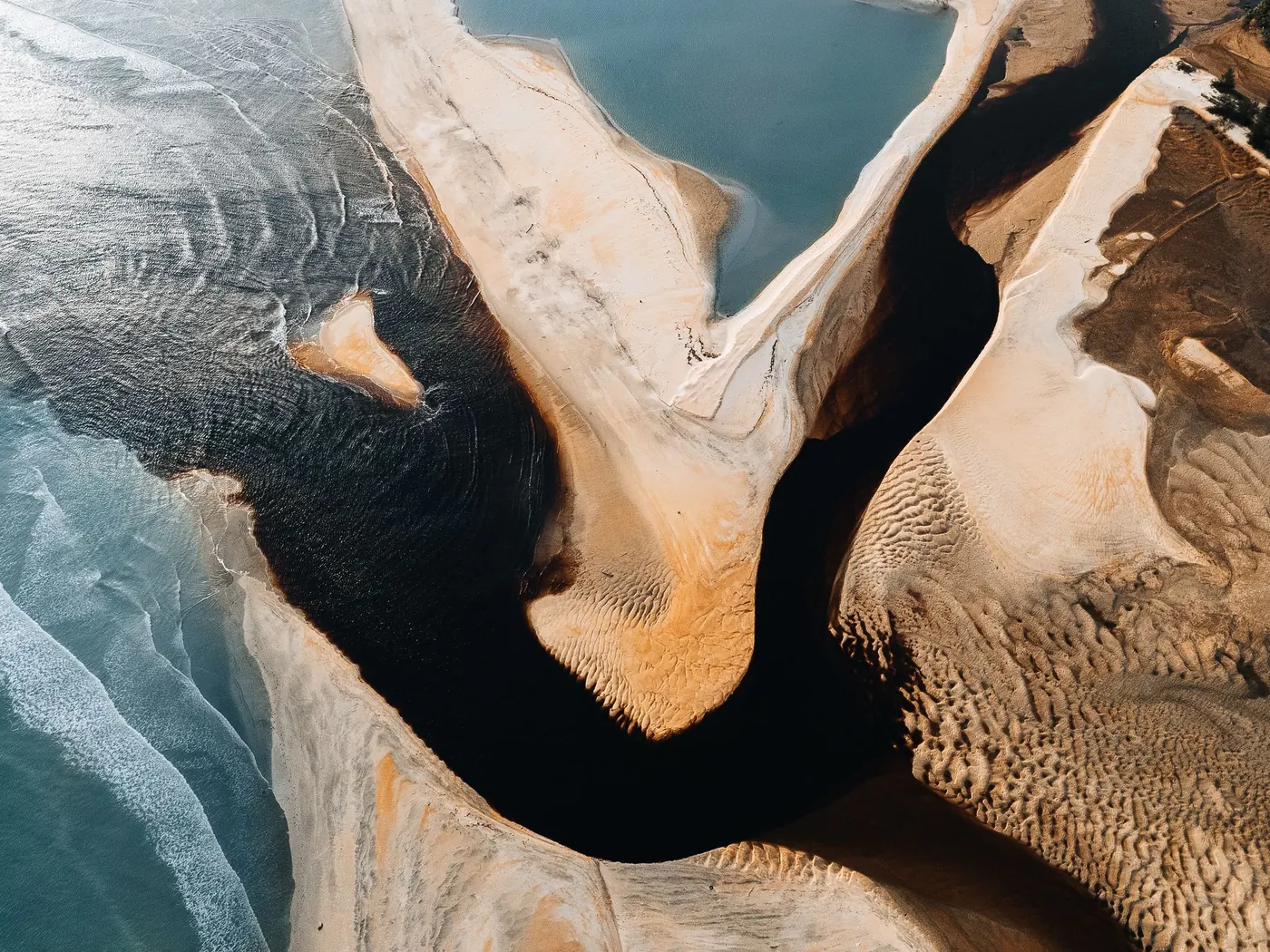 The Caburé sand spit between river and ocean