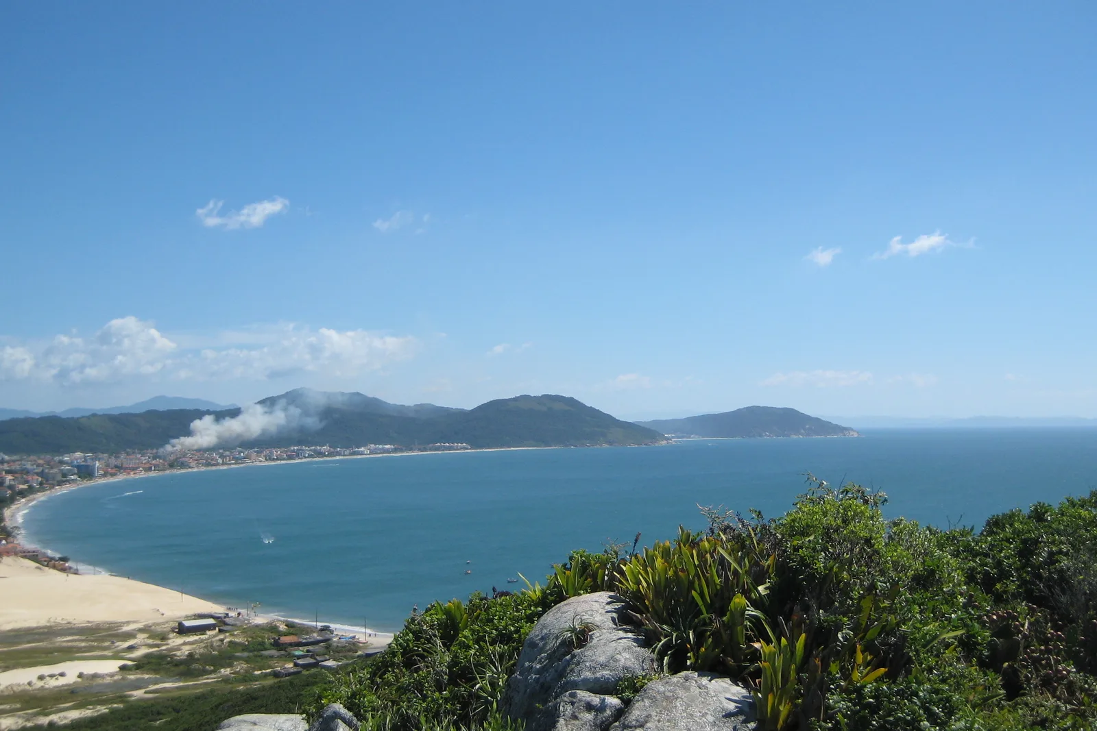 An elevated view over the long curve of Praia dos Ingleses, its dune field and the town spread along the shore