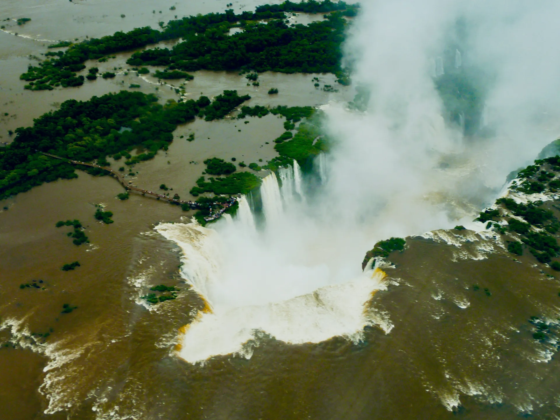 The catwalk over the Devil's Throat at Iguaçu