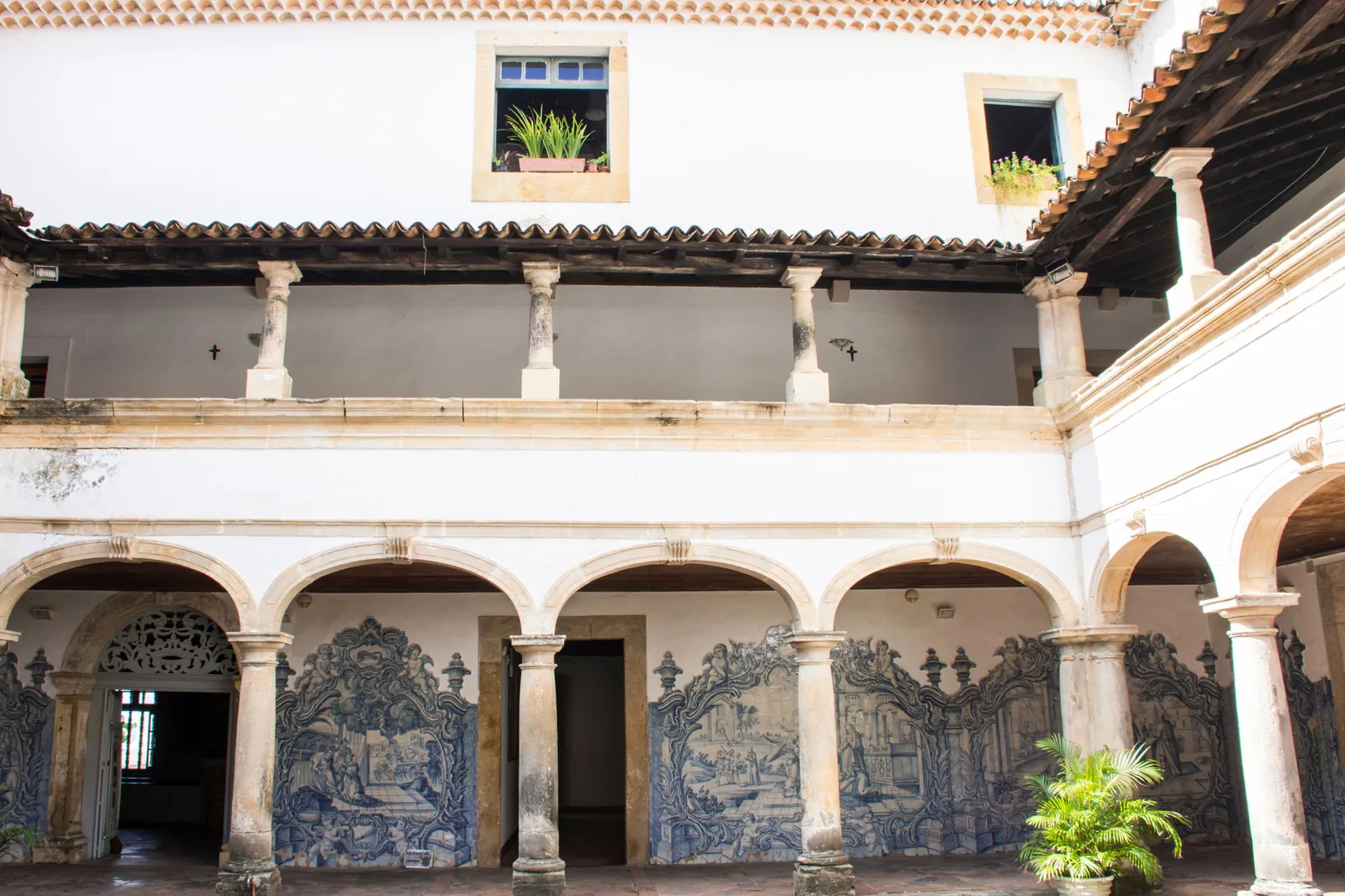 The arcaded cloister of the Convento de São Francisco in Olinda, its lower walls lined with blue and white Portuguese tile panels under whitewashed arches