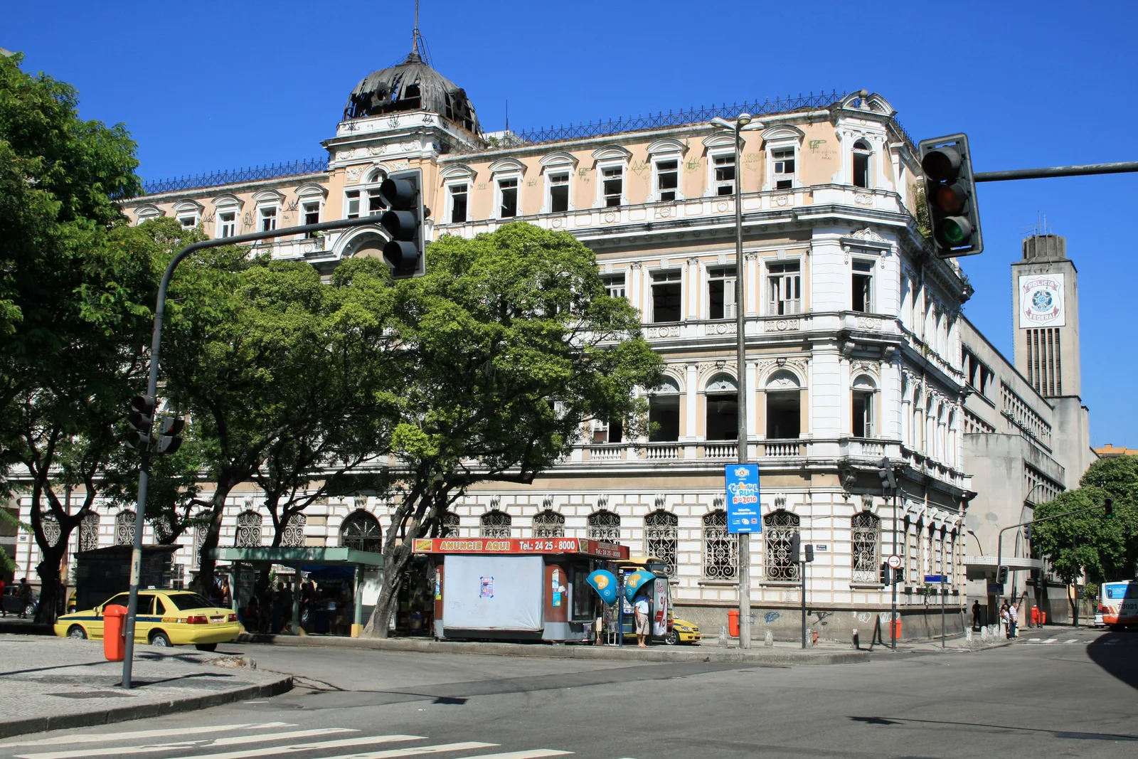 The Palacete Dom João VI on Praça Mauá, the early-twentieth-century half of the Museu de Arte do Rio